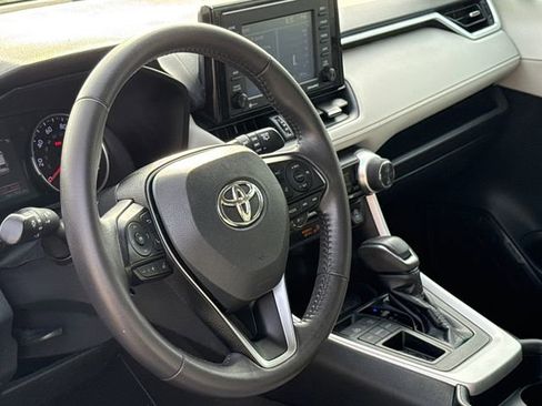 Used 2020 Toyota RAV4 XLE Premium FWD image 19
