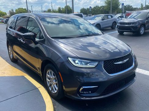 Used 2023 Chrysler Pacifica Touring-L FWD image 2