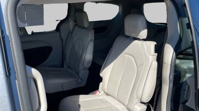 Used 2021 Chrysler Pacifica Touring-L FWD image 12