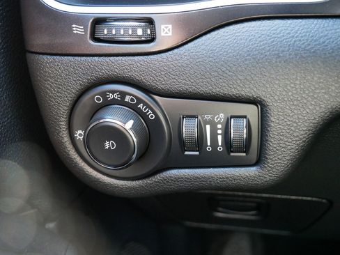 Used 2020 Jeep Cherokee Trailhawk w/ Cold Weather Group AWD/4WD image 26