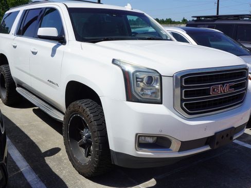 Used 2017 GMC Yukon XL SLT w/ Open Road Package AWD/4WD image 3