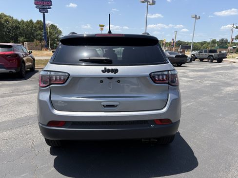 Used 2021 Jeep Compass Latitude FWD image 6