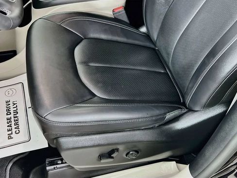 Used 2024 Chrysler Pacifica Touring-L FWD image 19
