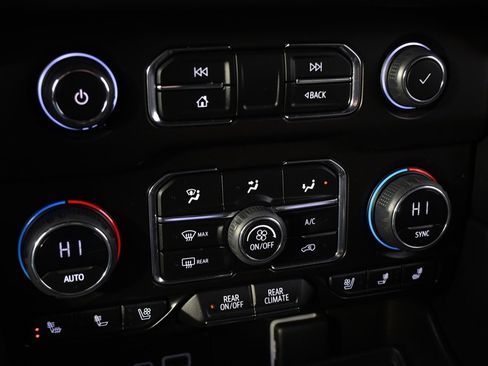 Used 2023 Chevrolet Suburban High Country image 32