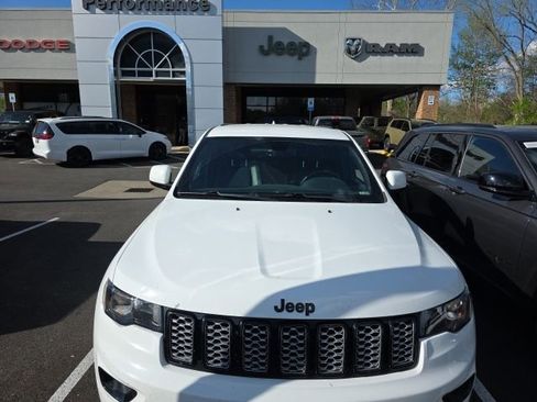 Used 2017 Jeep Grand Cherokee Altitude image 2