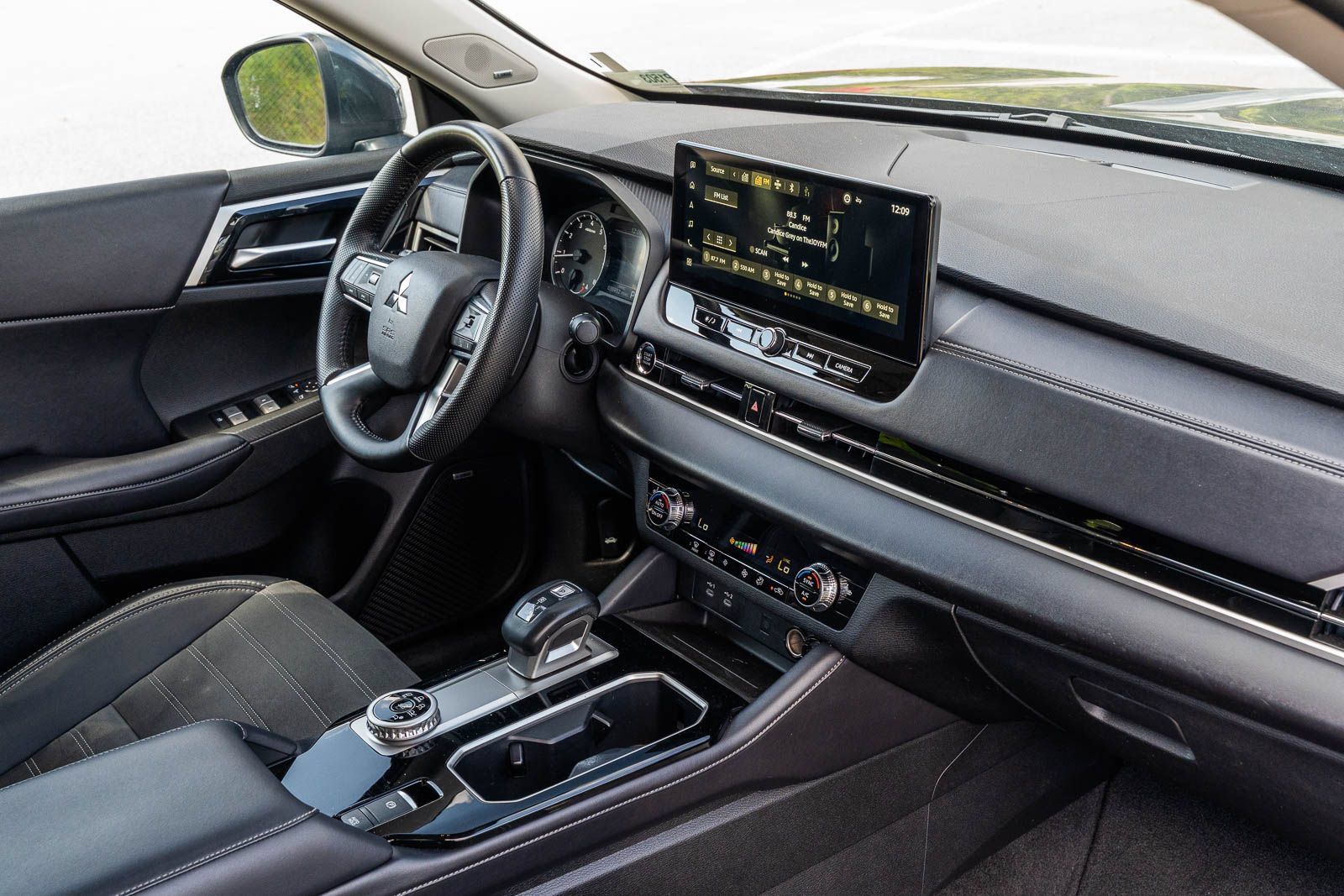 Used 2025 Mitsubishi Outlander SE FWD image 12
