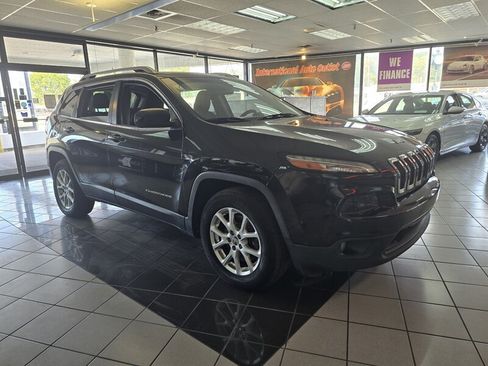 Used 2014 Jeep Cherokee Latitude AWD/4WD image 3