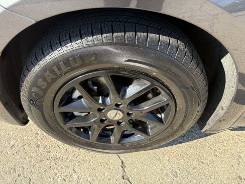 Used 2023 Chrysler Pacifica Touring-L FWD image 9