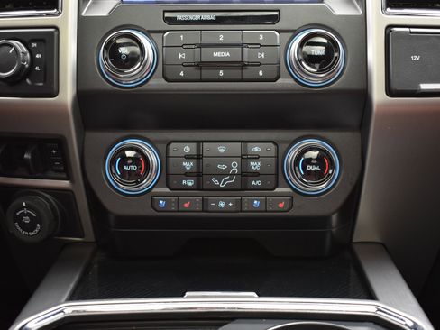 Used 2020 Ford F350 Platinum w/ Tremor Off-Road Package image 37