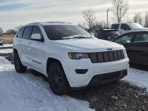 Used 2021 Jeep Grand Cherokee Laredo X image 2