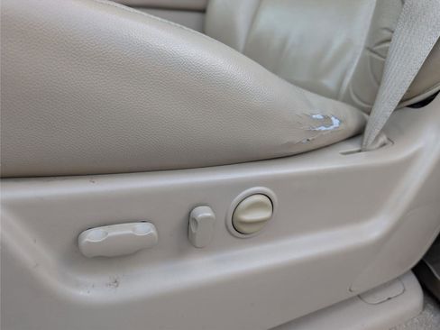 Used 2011 GMC Yukon XL SLT w/ SLT-2 Equipment Package image 10