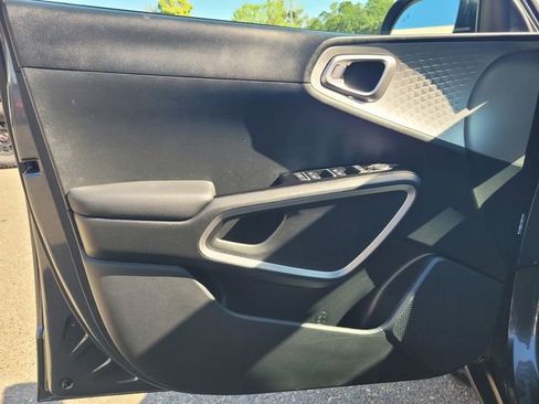 Used 2025 Kia Soul LX w/ LX Technology Package image 16