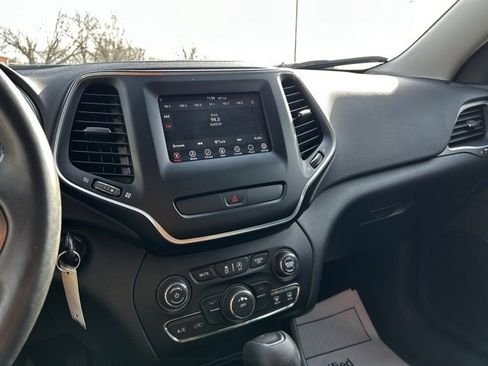 Used 2019 Jeep Cherokee Latitude w/ Cold Weather Group image 35