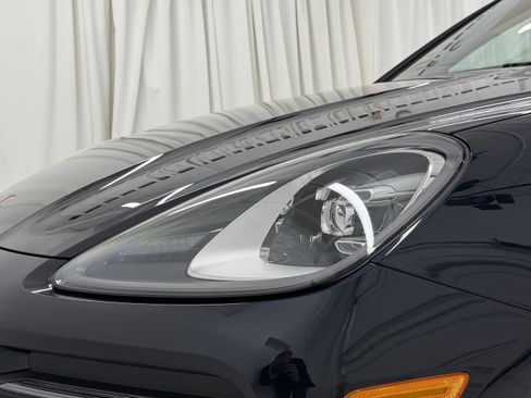 Certified 2023 Porsche Cayenne Platinum Edition image 17