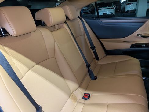 Used 2025 Lexus ES 300h w/ Premium Package FWD image 20