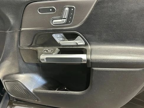 Used 2021 Mercedes-Benz GLB 250 4MATIC image 19