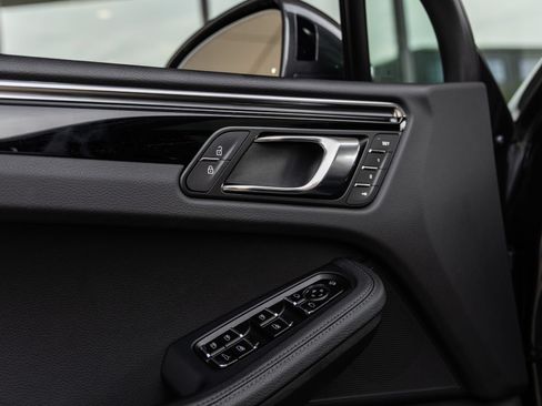 Certified 2026 Porsche Macan AWD/4WD image 23