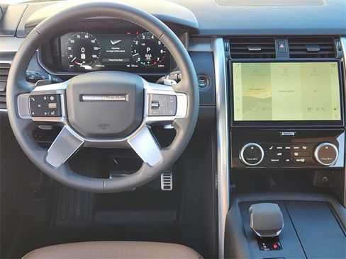 Used 2024 Land Rover Discovery Dynamic SE image 26