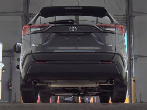 Used 2021 Toyota RAV4 XLE Premium FWD image 6