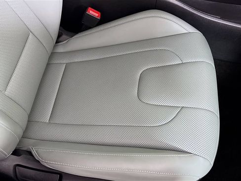 Certified 2025 Hyundai Elantra Limited FWD image 37