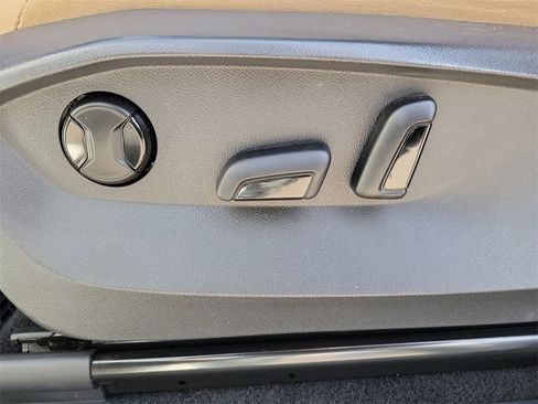 Used 2022 Volkswagen Tiguan SE image 17