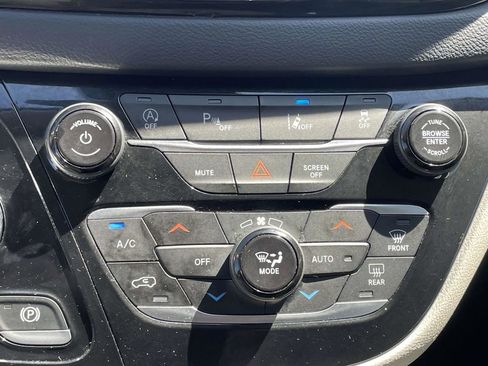 Certified 2023 Chrysler Pacifica Touring-L FWD image 40