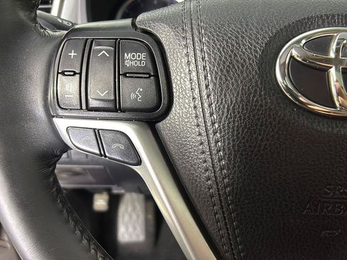 Used 2019 Toyota Highlander XLE AWD/4WD image 30