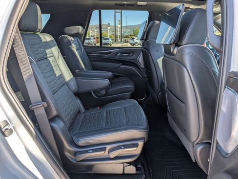 Used 2024 Cadillac Escalade Sport Platinum w/ LPO, ONYX Package image 29