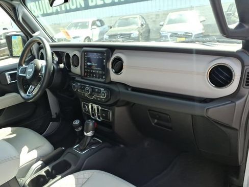 Used 2023 Jeep Wrangler Unlimited Sahara AWD/4WD image 17