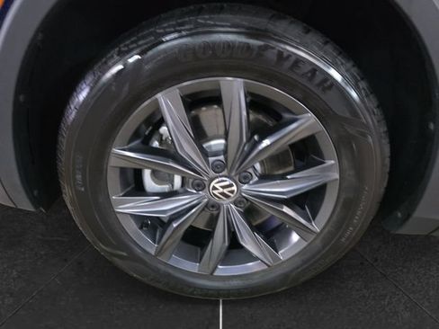 Used 2024 Volkswagen Tiguan SE AWD/4WD image 9