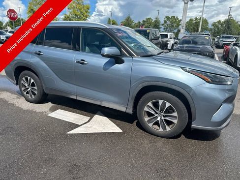 Used 2022 Toyota Highlander XLE FWD image 3