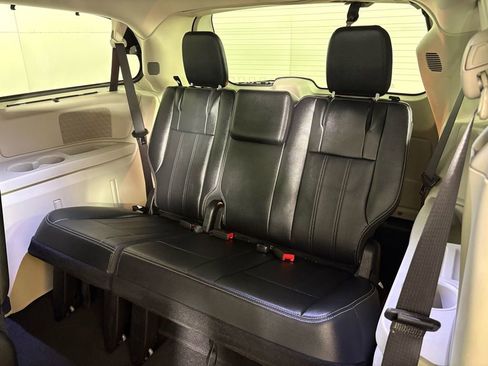 Used 2015 Chrysler Town & Country Touring-L image 33