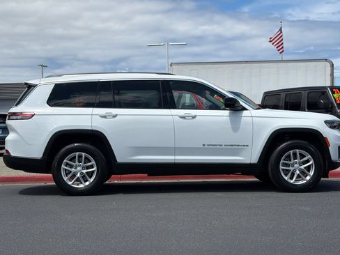 Used 2023 Jeep Grand Cherokee L Laredo RWD image 3