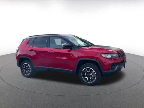 Used 2025 Jeep Compass Trailhawk AWD/4WD image 2