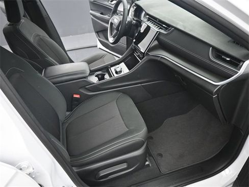 Used 2024 Jeep Grand Cherokee Laredo image 17