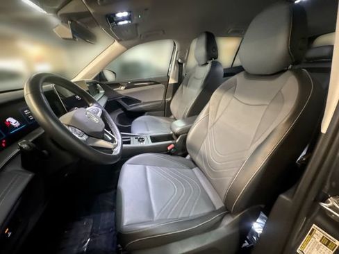 Certified 2025 Volkswagen Tiguan SE AWD/4WD image 14