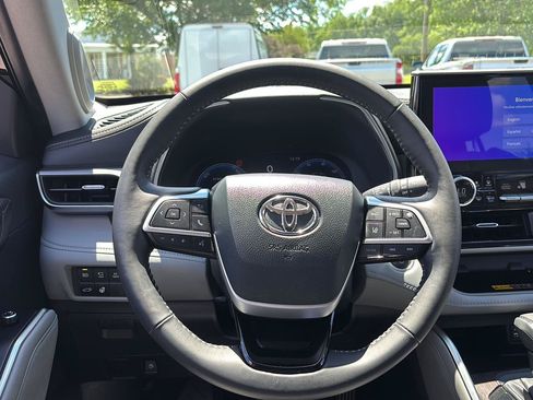 Used 2026 Toyota Highlander Platinum AWD/4WD image 31