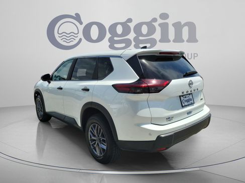 Used 2024 Nissan Rogue S AWD/4WD image 2