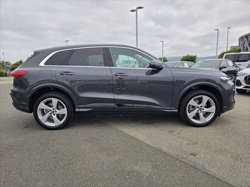 Used 2025 Audi Q5 Premium Plus w/ Premium Plus AWD/4WD image 2