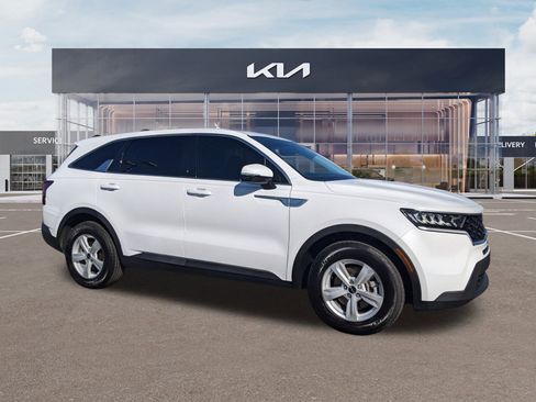 Used 2023 Kia Sorento LX image 2