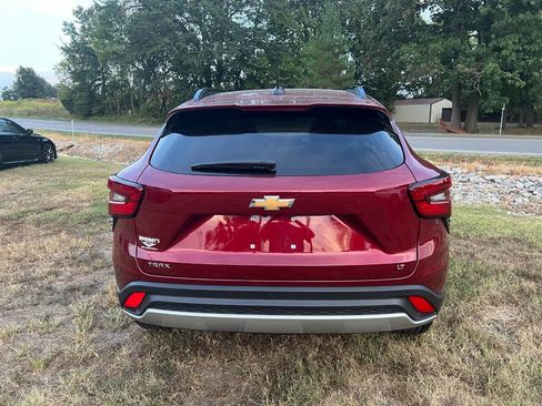Used 2024 Chevrolet Trax LT w/ Sunroof Package image 4