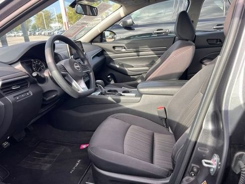 Used 2025 Nissan Altima 2.5 SV FWD image 8