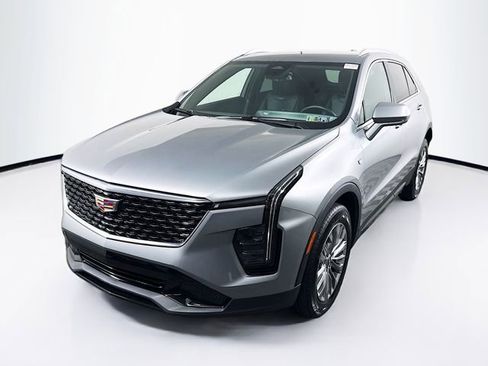 Used 2025 Cadillac XT4 Premium Luxury image 3