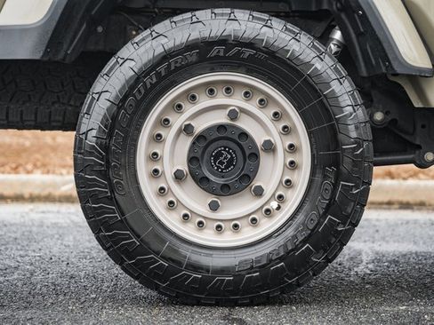 Used 2022 Jeep Gladiator Willys image 25