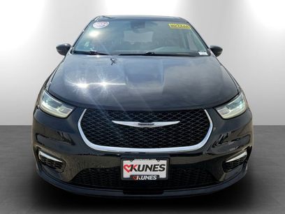 Used 2024 Chrysler Pacifica Select