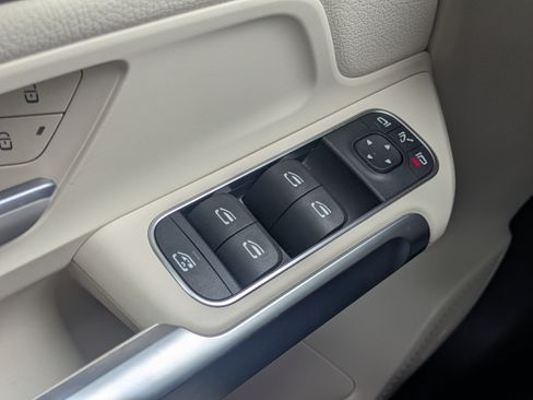 Used 2023 Mercedes-Benz EQB 300 4MATIC image 23