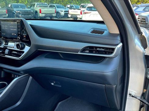 Used 2022 Toyota Highlander LE FWD image 18