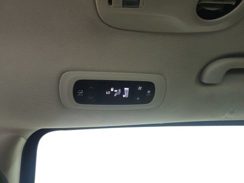 Used 2023 Chrysler Voyager LX FWD image 15