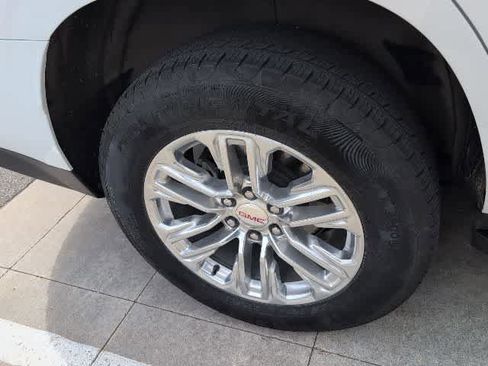 Used 2024 GMC Yukon SLE image 9