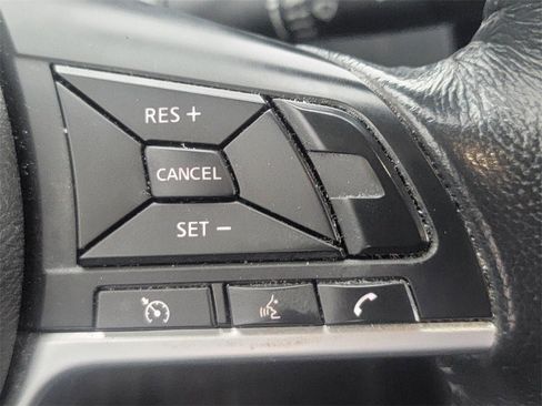 Used 2018 Nissan Rogue SV image 16